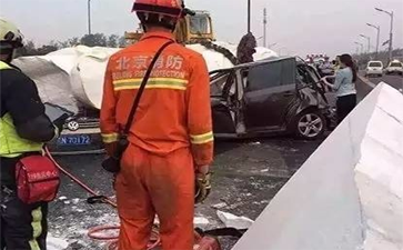 運輸佛像的大車側(cè)翻，佛像摔斷，引發(fā)大堵車