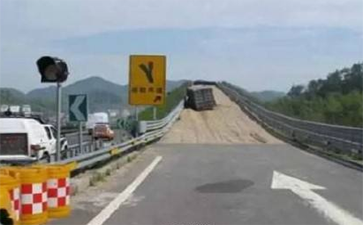青島大件運輸公司:高速路上意外遇到路標指示誰的錯