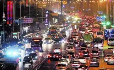 大件設(shè)備運(yùn)輸:百臺(tái)營運(yùn)車輛保旅游節(jié)安全運(yùn)輸